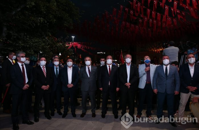 Bursa'da vatandaşlar demokrasi için meydanlara akın etti

