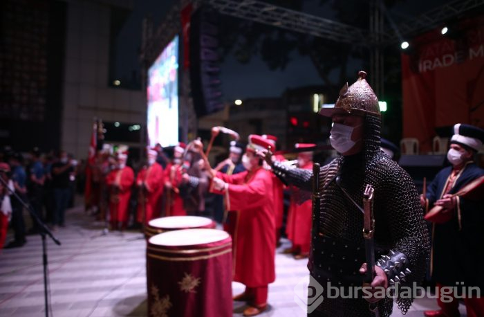 Bursa'da vatandaşlar demokrasi için meydanlara akın etti
