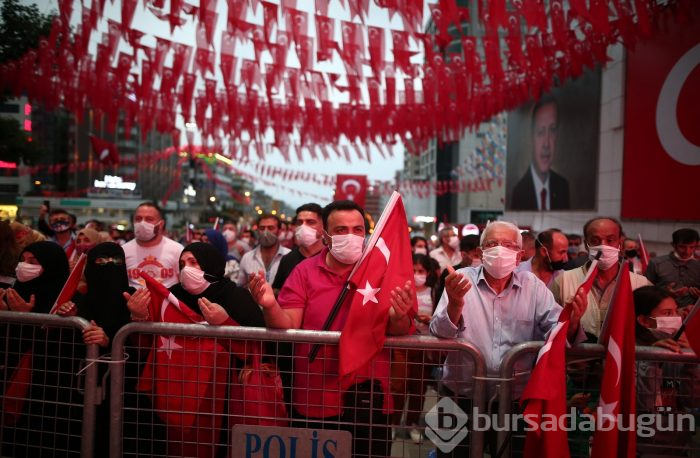 Bursa'da vatandaşlar demokrasi için meydanlara akın etti
