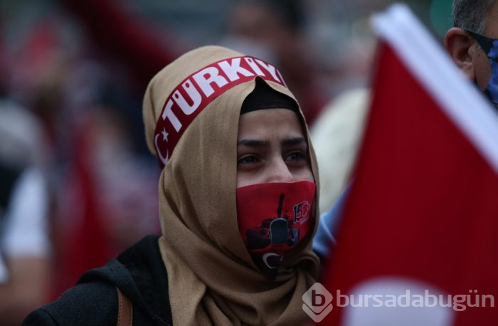 Bursa'da vatandaşlar demokrasi için meydanlara akın etti
