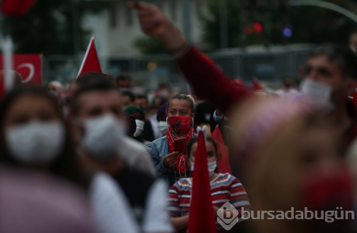 Bursa'da vatandaşlar demokrasi için meydanlara akın etti
