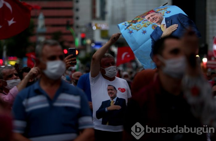Bursa'da vatandaşlar demokrasi için meydanlara akın etti
