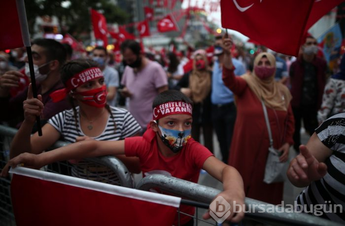 Bursa'da vatandaşlar demokrasi için meydanlara akın etti
