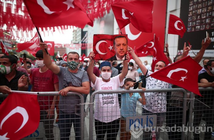 Bursa'da vatandaşlar demokrasi için meydanlara akın etti
