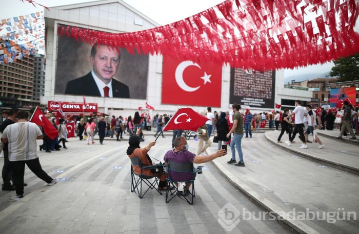 Bursa'da vatandaşlar demokrasi için meydanlara akın etti
