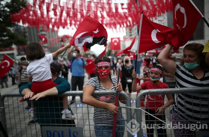 Bursa'da vatandaşlar demokrasi için meydanlara akın etti
