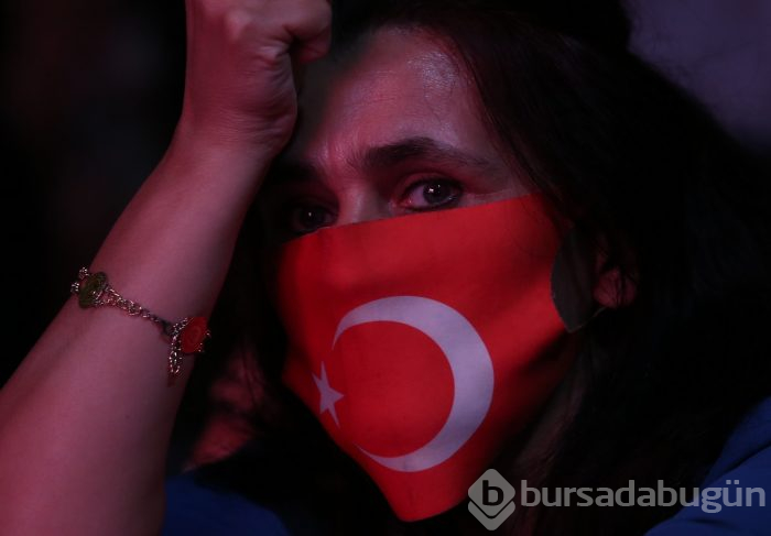 Bursa'da vatandaşlar demokrasi için meydanlara akın etti
