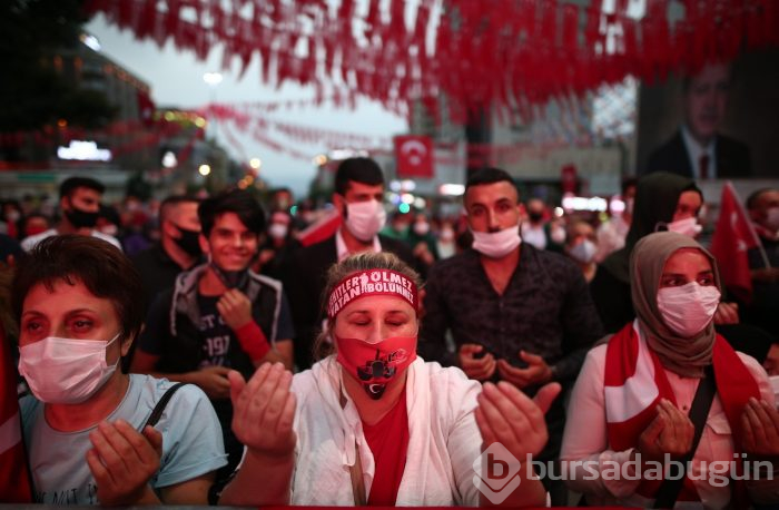 Bursa'da vatandaşlar demokrasi için meydanlara akın etti
