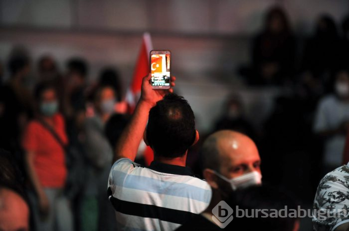 Bursa'da vatandaşlar demokrasi için meydanlara akın etti
