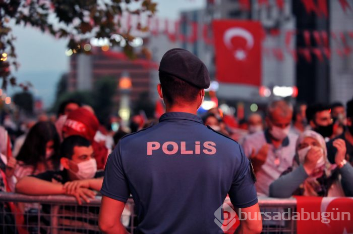 Bursa'da vatandaşlar demokrasi için meydanlara akın etti
