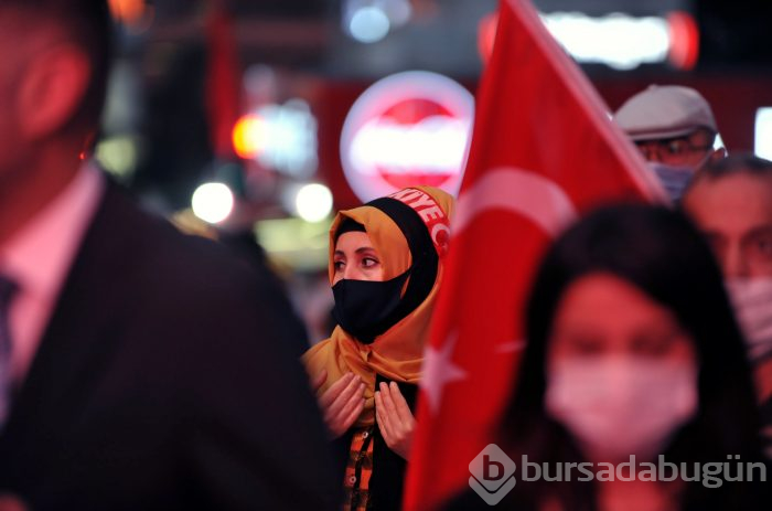 Bursa'da vatandaşlar demokrasi için meydanlara akın etti
