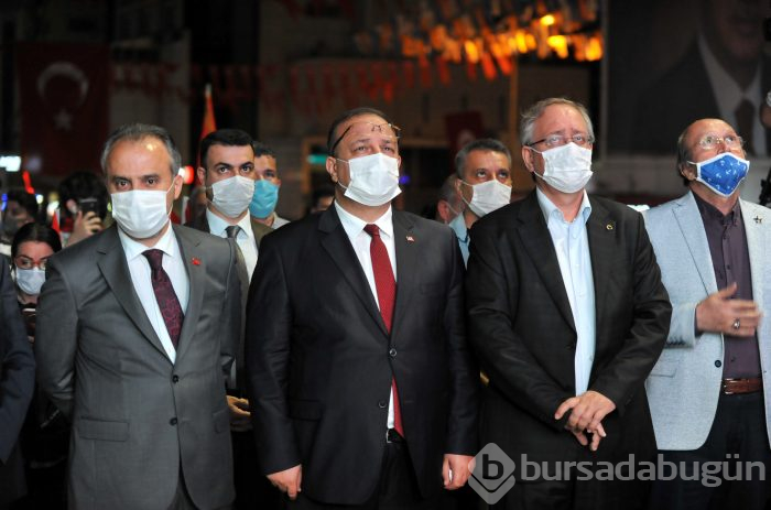 Bursa'da vatandaşlar demokrasi için meydanlara akın etti
