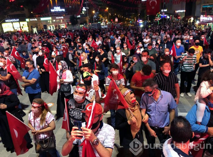 Bursa'da vatandaşlar demokrasi için meydanlara akın etti
