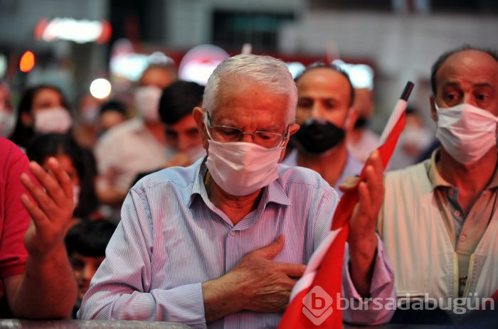 Bursa'da vatandaşlar demokrasi için meydanlara akın etti
