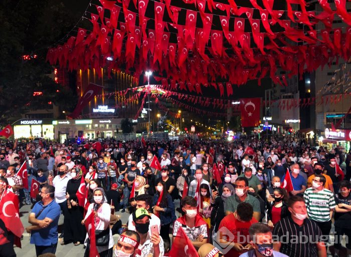 Bursa'da vatandaşlar demokrasi için meydanlara akın etti
