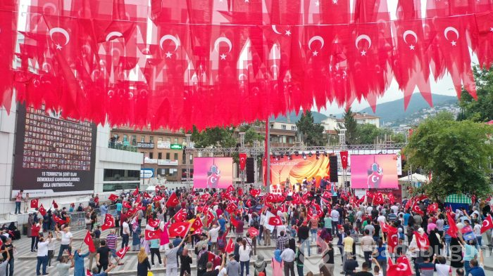 Bursa'da vatandaşlar demokrasi için meydanlara akın etti
