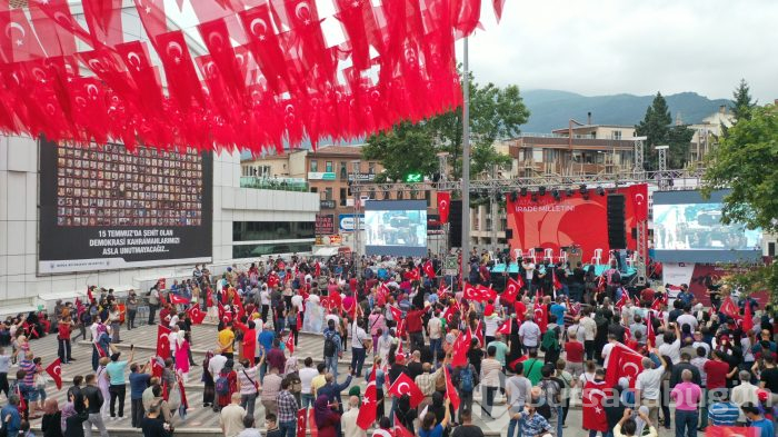 Bursa'da vatandaşlar demokrasi için meydanlara akın etti
