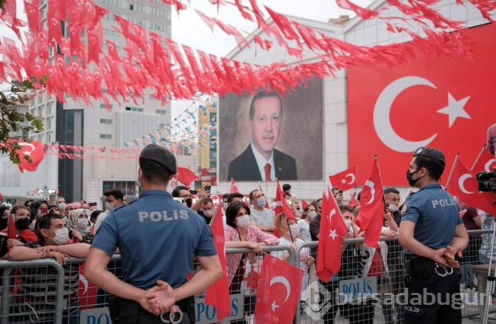 Bursa'da vatandaşlar demokrasi için meydanlara akın etti
