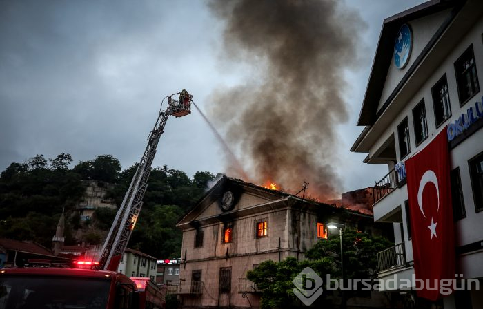 Bursa'da tarihi binada yangın