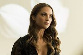 Alicia Vikander bikinisini çıkardı, plajdan yumurta almaya gitti