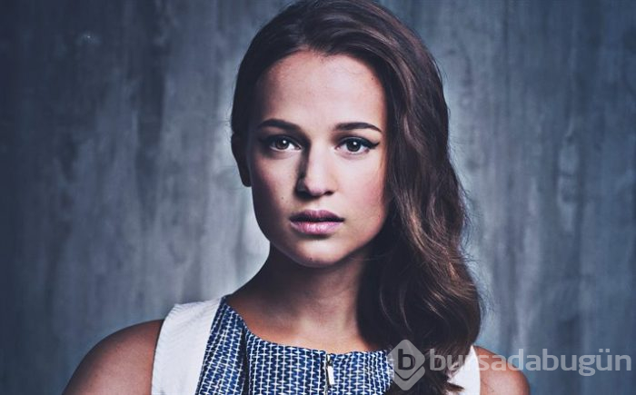 Alicia Vikander bikinisini çıkardı, plajdan yumurta almaya gitti