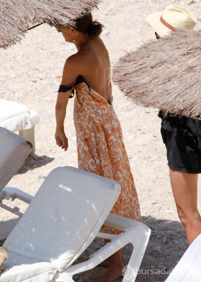 Alicia Vikander bikinisini çıkardı, plajdan yumurta almaya gitti