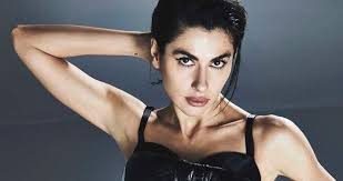 Nesrin Cavadzade: Dudak ısırtan tempo, günde 12 saat