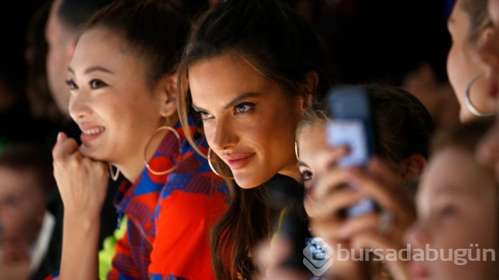 Alessandra Ambrosio mor bikinisiyle poz verdi