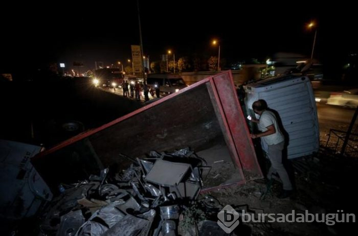 Bursa'da TIR ile kamyon fabrika bahçesine uçtu: 2 yaralı
