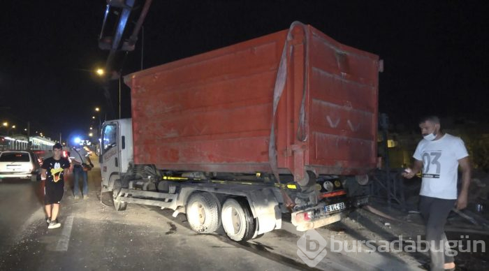Bursa'da TIR ile kamyon fabrika bahçesine uçtu: 2 yaralı
