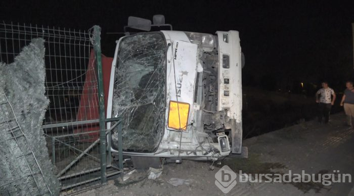 Bursa'da TIR ile kamyon fabrika bahçesine uçtu: 2 yaralı