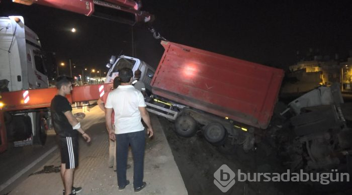 Bursa'da TIR ile kamyon fabrika bahçesine uçtu: 2 yaralı