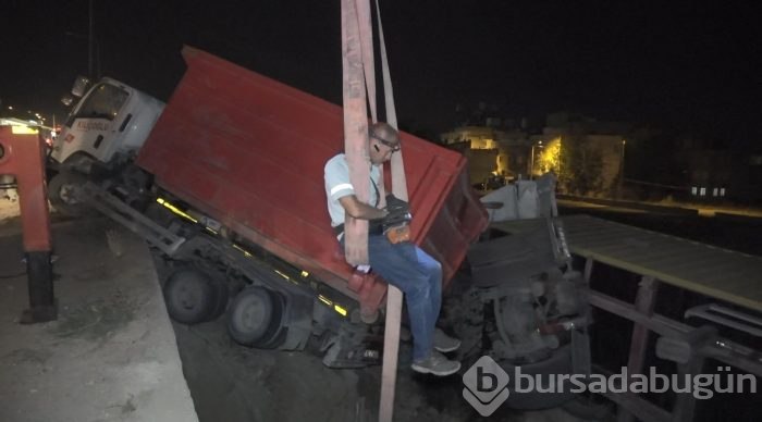 Bursa'da TIR ile kamyon fabrika bahçesine uçtu: 2 yaralı