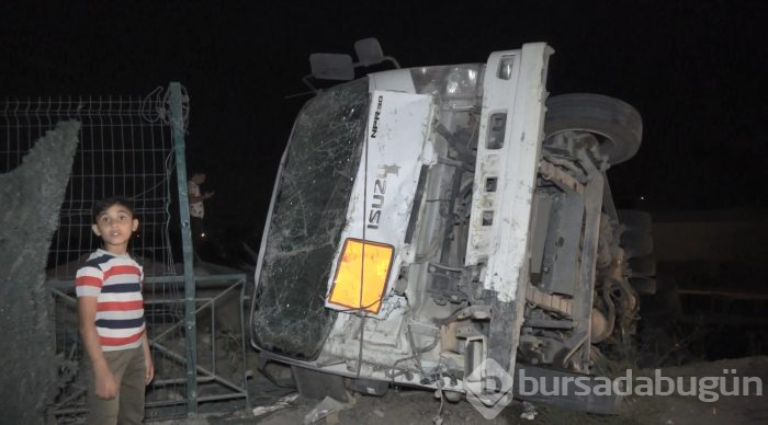 Bursa'da TIR ile kamyon fabrika bahçesine uçtu: 2 yaralı