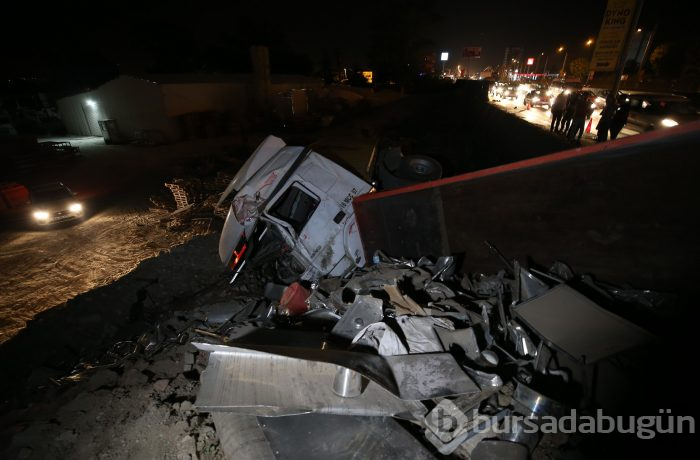 Bursa'da TIR ile kamyon fabrika bahçesine uçtu: 2 yaralı
