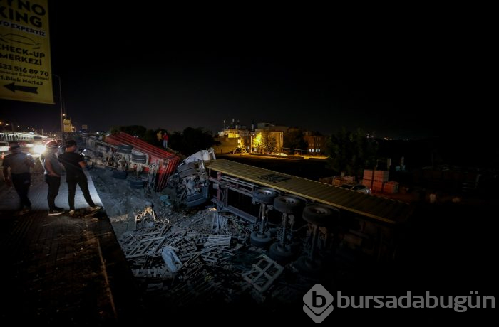 Bursa'da TIR ile kamyon fabrika bahçesine uçtu: 2 yaralı