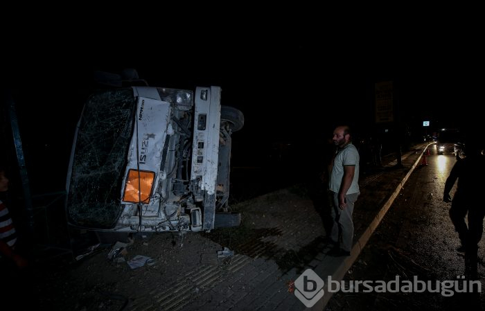 Bursa'da TIR ile kamyon fabrika bahçesine uçtu: 2 yaralı