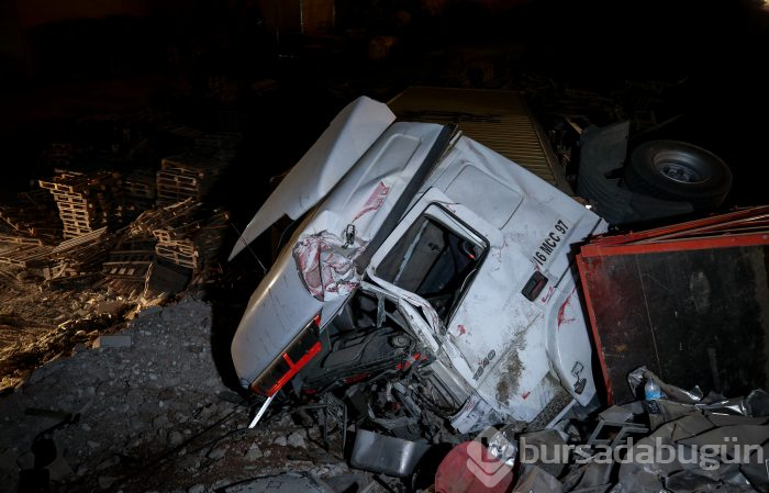 Bursa'da TIR ile kamyon fabrika bahçesine uçtu: 2 yaralı