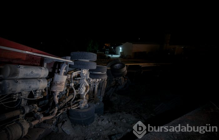 Bursa'da TIR ile kamyon fabrika bahçesine uçtu: 2 yaralı