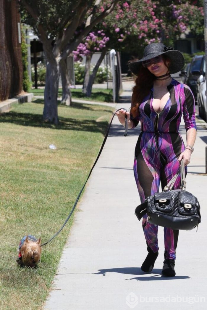 Phoebe Price köpeğiyle esneme hareketleri yaptı