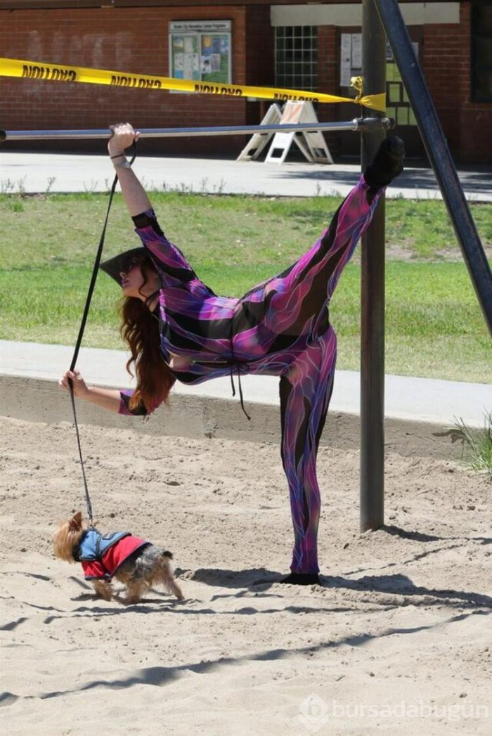Phoebe Price köpeğiyle esneme hareketleri yaptı