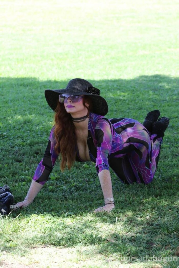 Phoebe Price köpeğiyle esneme hareketleri yaptı