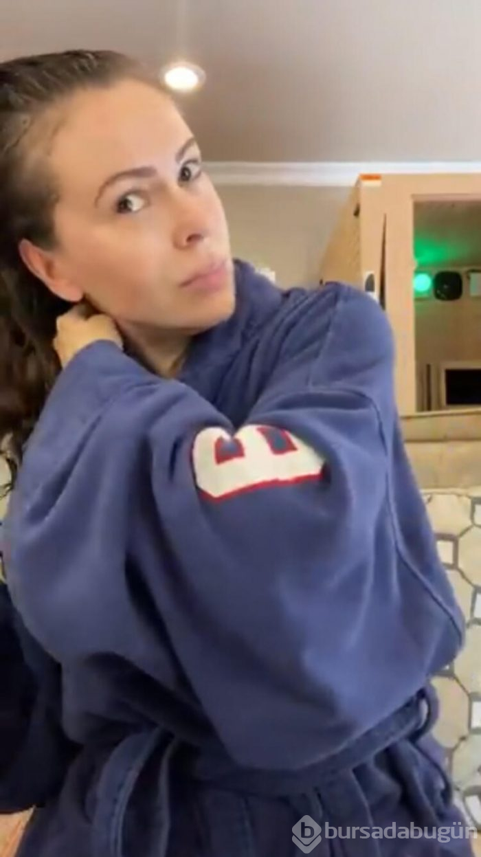 Alyssa Milano: Koronavirüs yüzünden saçlarım dökülüyor