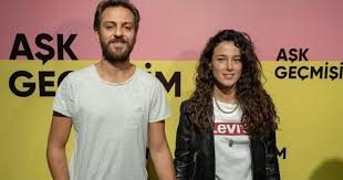 Cansu Tosun, evlilik yıl dönümünü kutladı