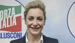 Berlusconi 53 yaş küçük sevgilisiyle el ele görüntülendi