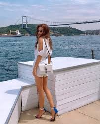 Aslıhan Karalar annesiyle yemekte