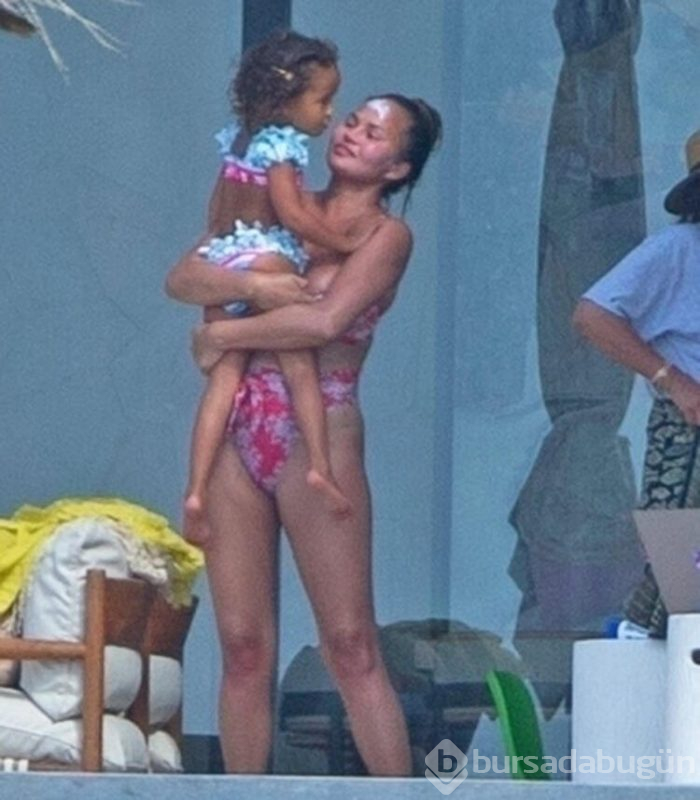 Chrissy Teigen üçüncü çocuğuna hamile!
