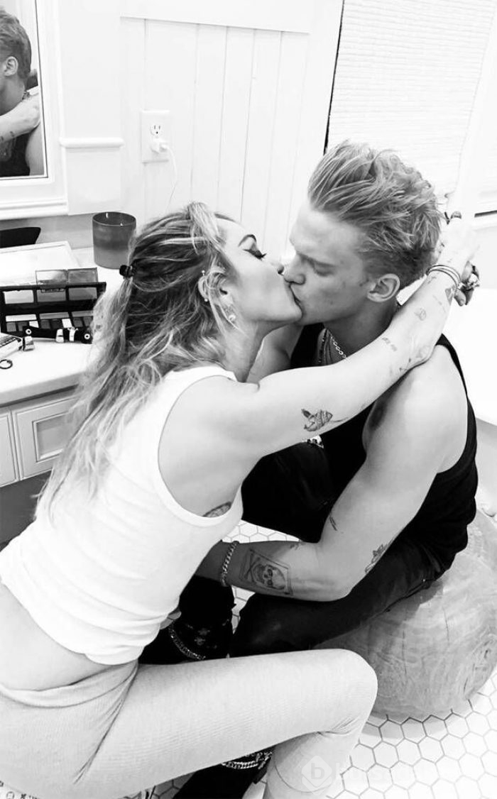 Aşkları 10 ay sürdü! Miley Cyrus ve Cody Simpson ayrıldı