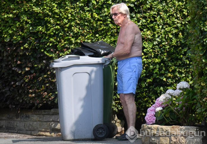 William Roache evinin önündeki çöp kutularını boşalttı
