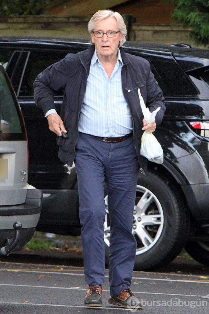 William Roache evinin önündeki çöp kutularını boşalttı
